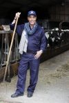 Hieslum 27 augustus 2021
Rogier Smit op een boerderij in Friesland . Ook zijn hond Brownie is natuurlijk mee.