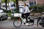 Amsterdam 29 augustus 2021
Sanne Wallis de Vries op de fiets in Amsterdam.