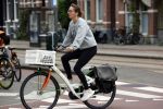 Amsterdam 29 augustus 2021
Sanne Wallis de Vries op de fiets in Amsterdam.