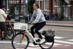 Amsterdam 29 augustus 2021
Sanne Wallis de Vries op de fiets in Amsterdam.