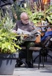 Amstetrdam 23 augustus 2021
Serge Henri Valcke leest krantje op terras in Amsterdam zuid