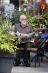 Amstetrdam 23 augustus 2021
Serge Henri Valcke leest krantje op terras in Amsterdam zuid