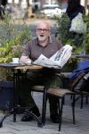 Amstetrdam 23 augustus 2021
Serge Henri Valcke leest krantje op terras in Amsterdam zuid