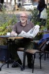 Amstetrdam 23 augustus 2021
Serge Henri Valcke leest krantje op terras in Amsterdam zuid
