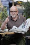 Amstetrdam 23 augustus 2021
Serge Henri Valcke leest krantje op terras in Amsterdam zuid