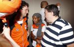 Schiphol 9 augustus 2021
Aankomst olympische sporters op schiphol in hotel Hilton. Sifan hassan met manager en een fan