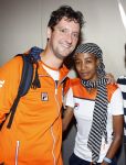 Schiphol 9 augustus 2021
Aankomst olympische sporters op schiphol in hotel Hilton. Sifan hassan met manager en een fan
