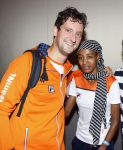 Schiphol 9 augustus 2021
Aankomst olympische sporters op schiphol in hotel Hilton. Sifan hassan met manager en een fan