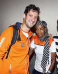 Schiphol 9 augustus 2021
Aankomst olympische sporters op schiphol in hotel Hilton. Sifan hassan met manager en een fan