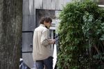 Amsterdam 13 augustus 2021
Wim T Schippers voor zijn huis op de wallen.