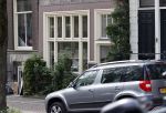 Amsterdam 13 augustus 2021
Wim T Schippers voor zijn huis op de wallen.
