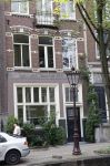 Amsterdam 13 augustus 2021
Wim T Schippers voor zijn huis op de wallen.