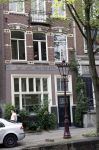 Amsterdam 13 augustus 2021
Wim T Schippers voor zijn huis op de wallen.