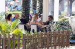 Spanje 4 augustus 2022
Andre Hazes viert vakantie in Spanje met zijn moeder tante en neven. De tattoo 1212 is bijna weg gelaserd .