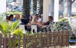 Spanje 4 augustus 2022
Andre Hazes viert vakantie in Spanje met zijn moeder tante en neven. De tattoo 1212 is bijna weg gelaserd .