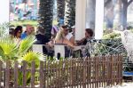 Spanje 4 augustus 2022
Andre Hazes viert vakantie in Spanje met zijn moeder tante en neven. De tattoo 1212 is bijna weg gelaserd .