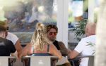 Spanje 4 augustus 2022
Andre Hazes viert vakantie in Spanje met zijn moeder tante en neven. De tattoo 1212 is bijna weg gelaserd .