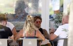 Spanje 4 augustus 2022
Andre Hazes viert vakantie in Spanje met zijn moeder tante en neven. De tattoo 1212 is bijna weg gelaserd .