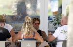 Spanje 4 augustus 2022
Andre Hazes viert vakantie in Spanje met zijn moeder tante en neven. De tattoo 1212 is bijna weg gelaserd .