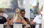 Spanje 4 augustus 2022
Andre Hazes viert vakantie in Spanje met zijn moeder tante en neven. De tattoo 1212 is bijna weg gelaserd .
