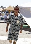 Spanje 4 augustus 2022
Andre Hazes viert vakantie in Spanje met zijn moeder tante en neven. De tattoo 1212 is bijna weg gelaserd .