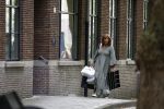Amsterdam 21 augustus 2022
Astrid Joosten en haar man Rob Peters arriveren met boodschappen bij hun huis in Amsterdam zuid