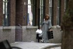 Amsterdam 21 augustus 2022
Astrid Joosten en haar man Rob Peters arriveren met boodschappen bij hun huis in Amsterdam zuid