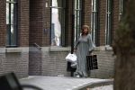 Amsterdam 21 augustus 2022
Astrid Joosten en haar man Rob Peters arriveren met boodschappen bij hun huis in Amsterdam zuid