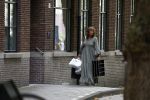 Amsterdam 21 augustus 2022
Astrid Joosten en haar man Rob Peters arriveren met boodschappen bij hun huis in Amsterdam zuid