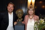 Den Haag 2 september 2022
Onthulling beeld Anneke Gronloh in de schouwburg van Den Haag . Bart Peeters kwam met zijn. vrouw
