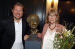 Den Haag 2 september 2022
Onthulling beeld Anneke Gronloh in de schouwburg van Den Haag . Bart Peeters kwam met zijn. vrouw