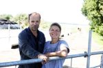 Ruinerwold 3 augustus 2022
Boer Evert met zijn nieuwe vriendin Maud bij zijn boerderij . Matthijs Albers was mee.