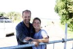 Ruinerwold 3 augustus 2022
Boer Evert met zijn nieuwe vriendin Maud bij zijn boerderij . Matthijs Albers was mee.