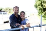 Ruinerwold 3 augustus 2022
Boer Evert met zijn nieuwe vriendin Maud bij zijn boerderij . Matthijs Albers was mee.