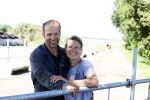 Ruinerwold 3 augustus 2022
Boer Evert met zijn nieuwe vriendin Maud bij zijn boerderij . Matthijs Albers was mee.