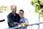 Ruinerwold 3 augustus 2022
Boer Evert met zijn nieuwe vriendin Maud bij zijn boerderij . Matthijs Albers was mee.