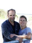 Ruinerwold 3 augustus 2022
Boer Evert met zijn nieuwe vriendin Maud bij zijn boerderij . Matthijs Albers was mee.