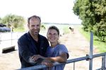 Ruinerwold 3 augustus 2022
Boer Evert met zijn nieuwe vriendin Maud bij zijn boerderij . Matthijs Albers was mee.