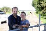 Ruinerwold 3 augustus 2022
Boer Evert met zijn nieuwe vriendin Maud bij zijn boerderij . Matthijs Albers was mee.