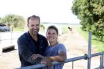Ruinerwold 3 augustus 2022
Boer Evert met zijn nieuwe vriendin Maud bij zijn boerderij . Matthijs Albers was mee.