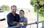 Ruinerwold 3 augustus 2022
Boer Evert met zijn nieuwe vriendin Maud bij zijn boerderij . Matthijs Albers was mee.