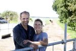 Ruinerwold 3 augustus 2022
Boer Evert met zijn nieuwe vriendin Maud bij zijn boerderij . Matthijs Albers was mee.