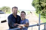 Ruinerwold 3 augustus 2022
Boer Evert met zijn nieuwe vriendin Maud bij zijn boerderij . Matthijs Albers was mee.