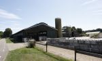 Ruinerwold 3 augustus 2022
Boer Evert met zijn nieuwe vriendin Maud bij zijn boerderij . Matthijs Albers was mee.