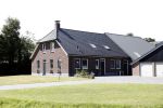 Ruinerwold 3 augustus 2022
Boer Evert met zijn nieuwe vriendin Maud bij zijn boerderij . Matthijs Albers was mee.