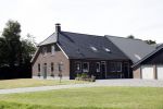 Ruinerwold 3 augustus 2022
Boer Evert met zijn nieuwe vriendin Maud bij zijn boerderij . Matthijs Albers was mee.