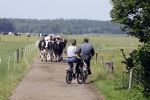 Ruinerwold 3 augustus 2022
Boer Evert met zijn nieuwe vriendin Maud bij zijn boerderij . Matthijs Albers was mee.