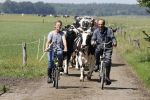 Ruinerwold 3 augustus 2022
Boer Evert met zijn nieuwe vriendin Maud bij zijn boerderij . Matthijs Albers was mee.