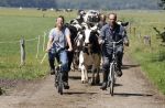Ruinerwold 3 augustus 2022
Boer Evert met zijn nieuwe vriendin Maud bij zijn boerderij . Matthijs Albers was mee.