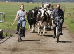 Ruinerwold 3 augustus 2022
Boer Evert met zijn nieuwe vriendin Maud bij zijn boerderij . Matthijs Albers was mee.